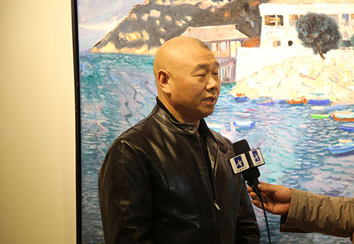 图为著名画家王克举在活动现场接受记者采访。