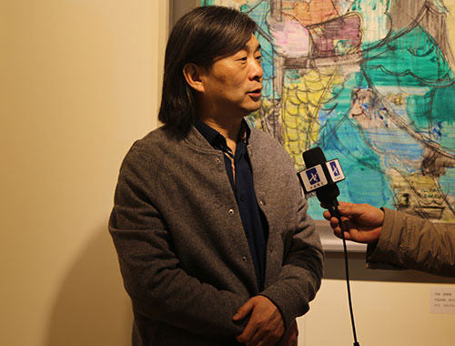     图为清华美院教授顾黎明在活动现场接受记者采访。