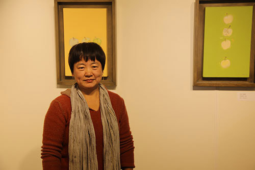 图为著名画家陈淑霞在活动现场接受记者采访。
