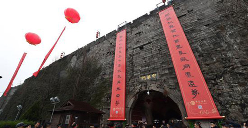 从1月7日起，南京十二座城门悬挂上祥和喜庆的巨幅大红春联