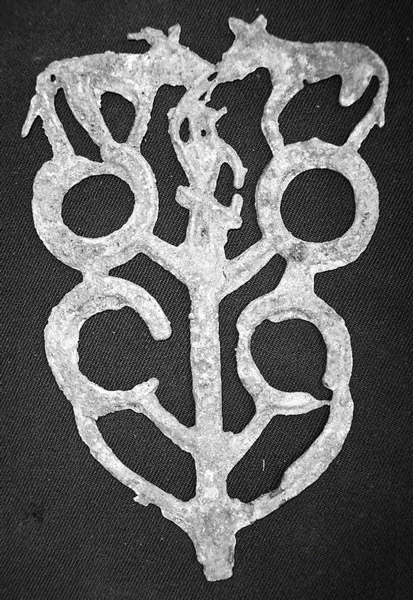  盐源战国至西汉初期墓葬出土的树枝形铜片，高7厘米
