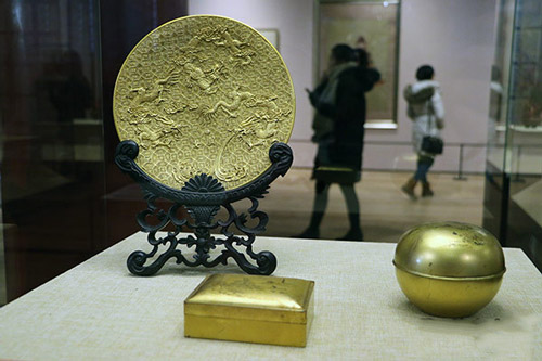    展览作品《龙纹印锦赏盘》、《布脱金地山水人物漆盒、粉盒》