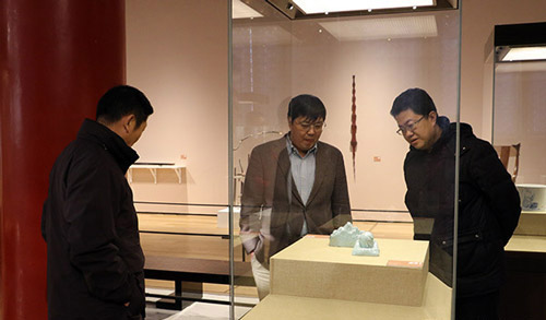   展览现场观众欣赏作品