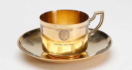 西泠网拍 1961年“五十年金婚特别定制”法国950纯银镀金咖啡杯碟 　　估价RMB：2，800-4，000