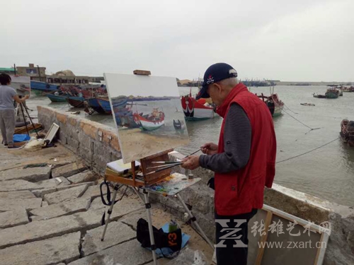 艺术家在惠安崇武半月湾渔家客栈写生基地进行写生创作