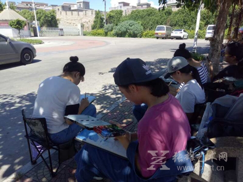 学生在惠安崇武半月湾渔家客栈写生基地进行写生创作