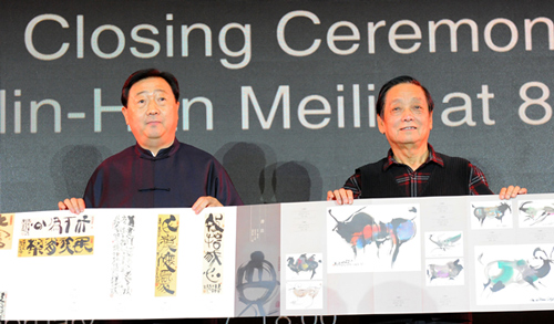     韩美林向国家博物馆捐赠80件精品力作，与馆长吕章申共同展示捐赠图录