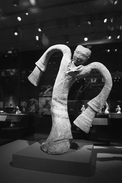 这是2月17日在美国旧金山亚洲艺术博物馆拍摄的汉代陶舞俑。