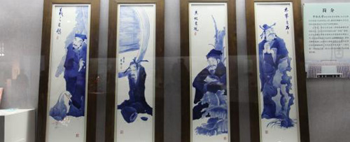 以王羲之、李白、苏东坡、米芾四位古代文人为表象青花瓷板画。太原美术馆提供