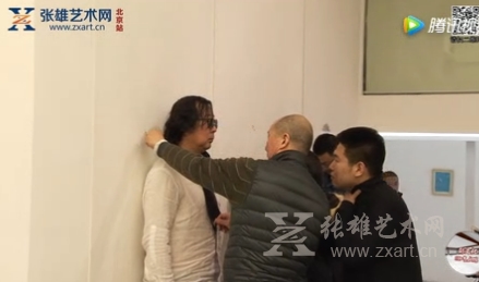当代艺术家王智远于现场观众做艺术互动