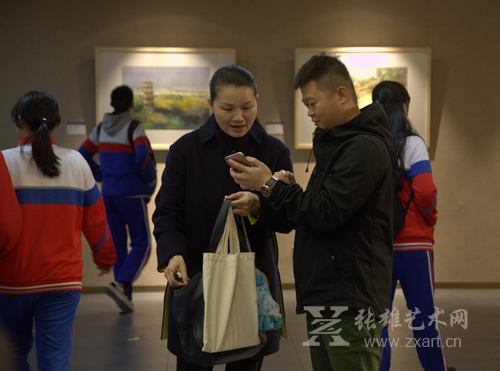 厦门张雄书画院美术馆馆长正在与艺术家交流