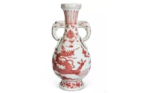 明洪武 釉里红云龙纹双龙耳瓶，2013年澳门中信春季拍卖会，以9385.2万元人民币成交。