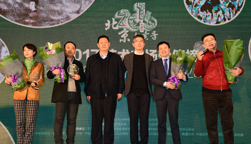 年度拍卖风云人物：胡妍妍（左一），董国强（左二），甘学军（右二），赵旭（右一）