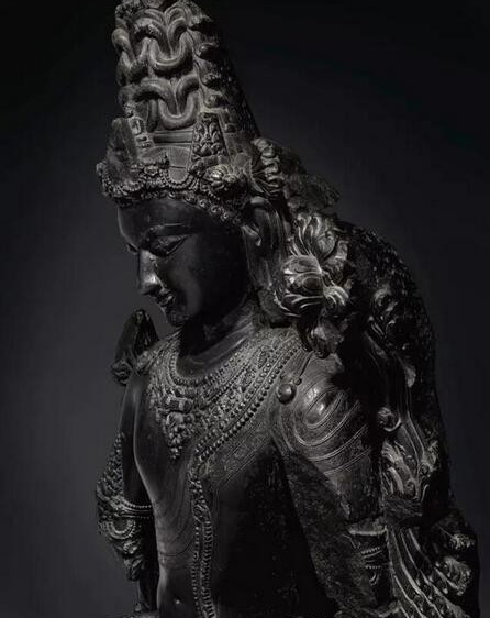 除了其质量和尺寸，这尊佛像的出处同样显赫