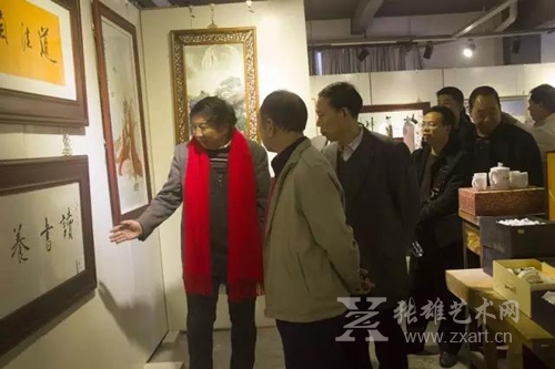 李怀南先生向大家介绍景德镇陶瓷文化