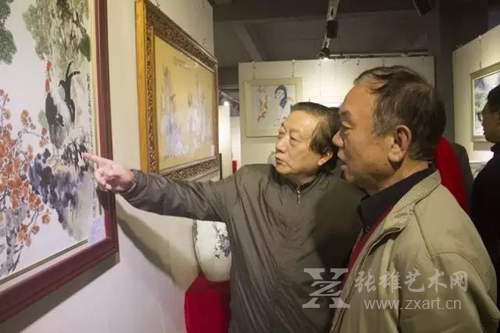 李宝华老师现场与观众及媒体讲述作品创作的过程及陶瓷文化