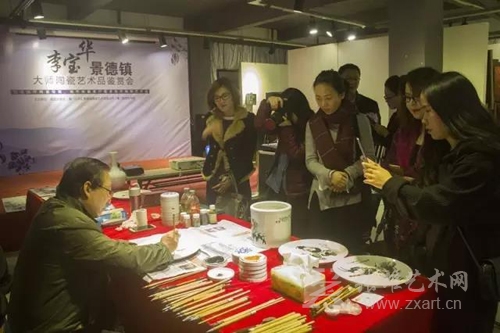 李宝华老师现场与观众及媒体讲述作品创作的过程及陶瓷文化