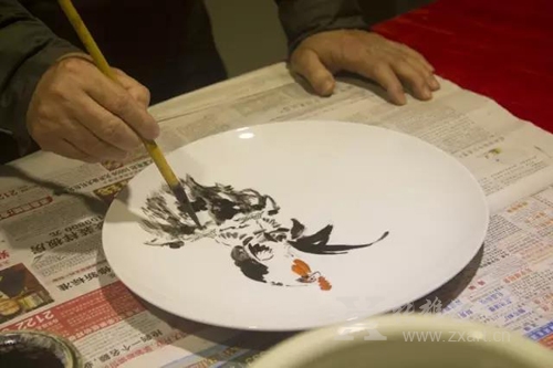 李宝华老师现场与观众及媒体讲述作品创作的过程及陶瓷文化