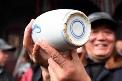  资料图：2017年2月4日，成都武侯祠大庙会举办免费鉴宝活动。安源 摄