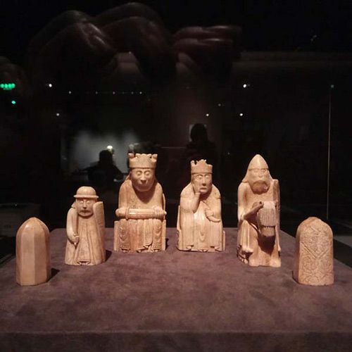 展览现场的刘易斯棋子（约公元1150-1175年），细看人物表情像是表情包。