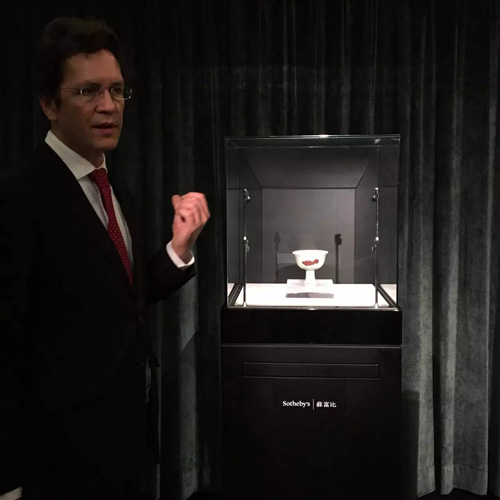 蘇富比董事、中国瓷器及工艺品部国际专家王杰安 (Julian King）介绍明宣德釉裏紅三魚紋高足盃（估价：3,000万至4,000万港元）