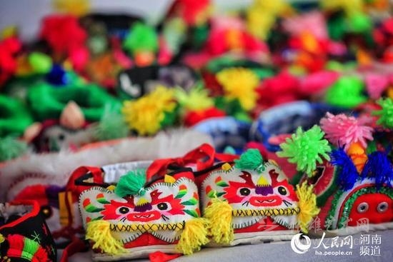 民间藏家搜集上万双虎头鞋 价值超百万