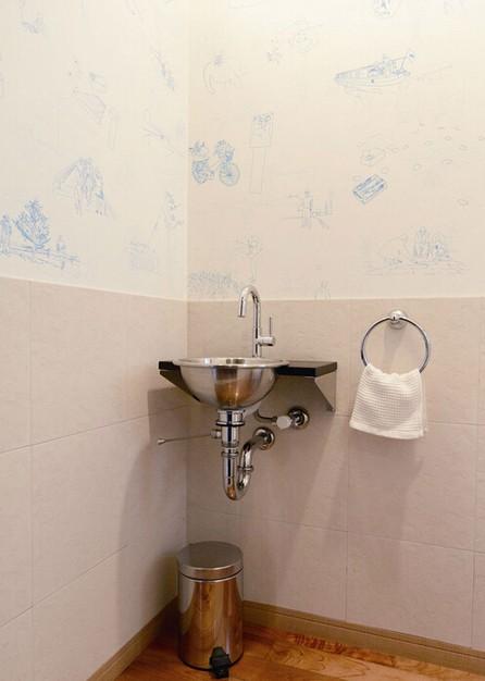 “梦想之屋”的洗手间一角，墙纸是由日本艺术家岛袋道浩手绘设计。