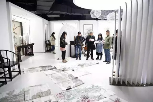   展览现场，导师为学员作品打分