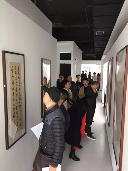   展览现场，导师为学员作品打分