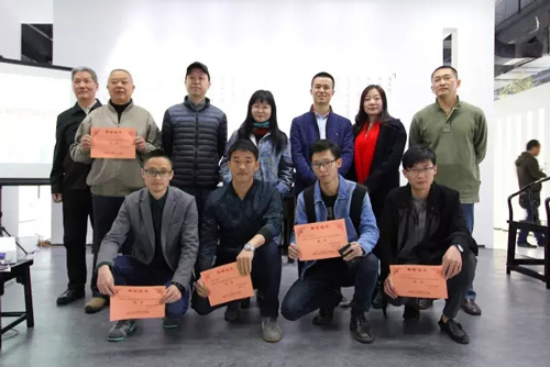 为优秀学员颁发获奖证书