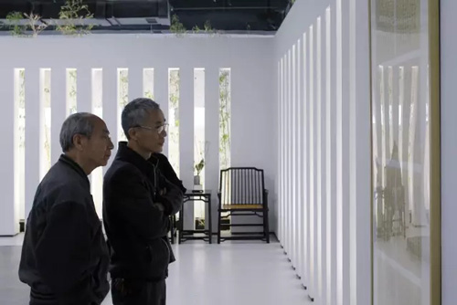 观展来宾细品书画