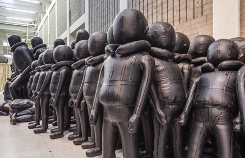     　艾未未“旅行法则"(Law of the Journey)，展览现场。图片：Courtesy of Prague's National Gallery　