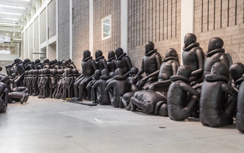  艾未未“旅行法则"(Law of the Journey)，展览现场 图片：Courtesy of Prague's National Gallery　　