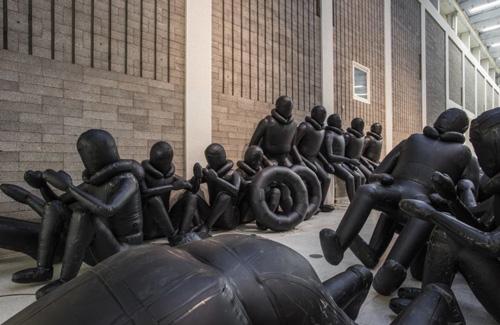  艾未未“旅行法则"(Law of the Journey)，展览现场。图片：Courtesy of Prague's National Ga