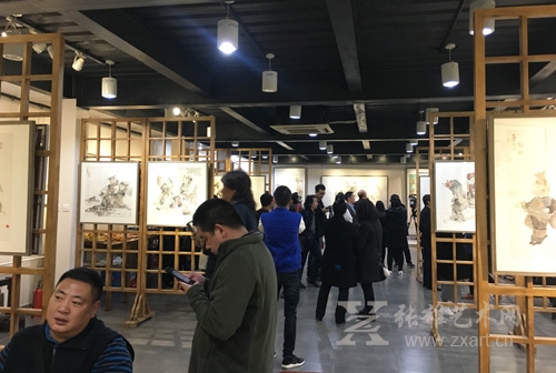展览吸引许多观者前来参观
