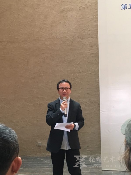 中国艺术研究院中国油画院副院长、著名画家朱春林主持开幕式