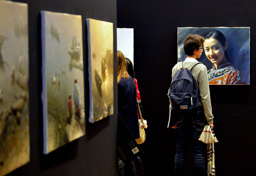 资料图：在法国巴黎卢浮宫举行的东西方国际艺术城市文化交流展上，观众观看展品。新华社记者陈晓伟摄