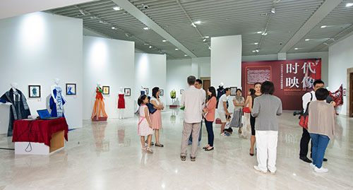 “时代映像——中国时装艺术精品展”新加坡中国文化中心现场