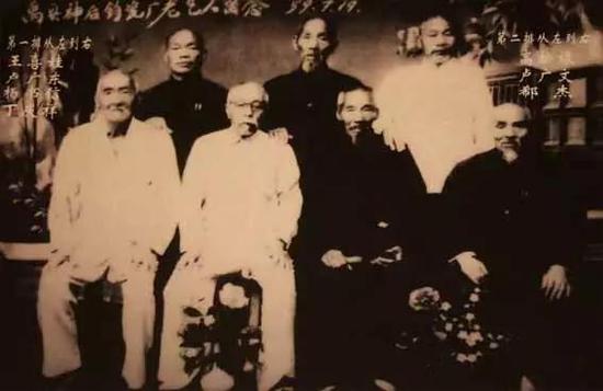   卢广东（前排左二）等老艺人是钧瓷复烧的奠基人
