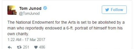 网友讽刺川普拥有自己六呎高肖像画，却砍了国艺会的经费。图/取自Twitter。
