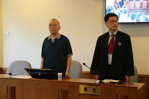 本案一审时，季承(左)在法庭上。北京一中院供图
