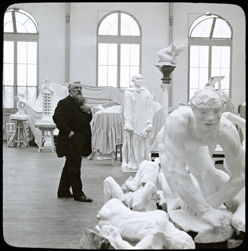      20世纪初，罗丹在自己的工作室。 图片来源：罗丹博物馆（Jules Richard 摄影）