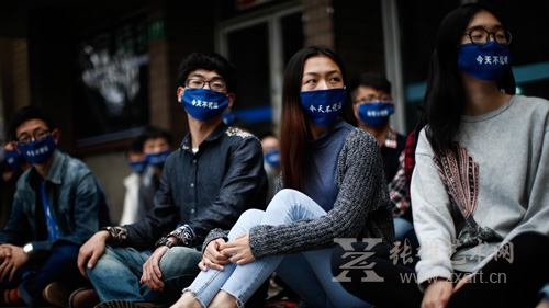 参与者戴着“今天不说话”的口罩静坐在街头。