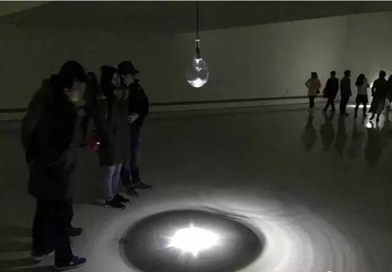   空中和地面的两只小鱼（图片由悦美术馆提供）