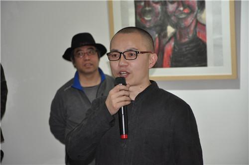 艺术家 侯亦超向到场嘉宾致答谢词