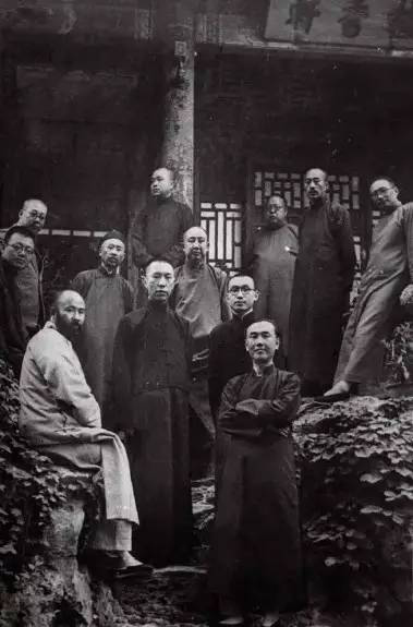 20世纪30年代，张大千(前排左一)与于非厂(后排右二)、徐燕孙(二排左一)、寿石工、周元亮等合影于于中南海植秀轩