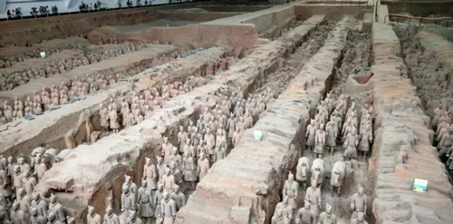 兵马俑出土时是彩色的 咋就变成土色了？