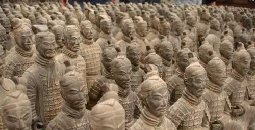 兵马俑出土时是彩色的 咋就变成土色了？