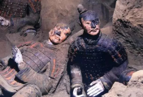 兵马俑出土时是彩色的 咋就变成土色了？