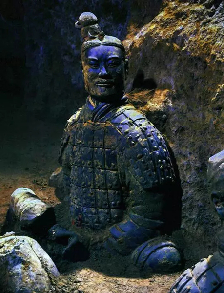 兵马俑出土时是彩色的 咋就变成土色了？